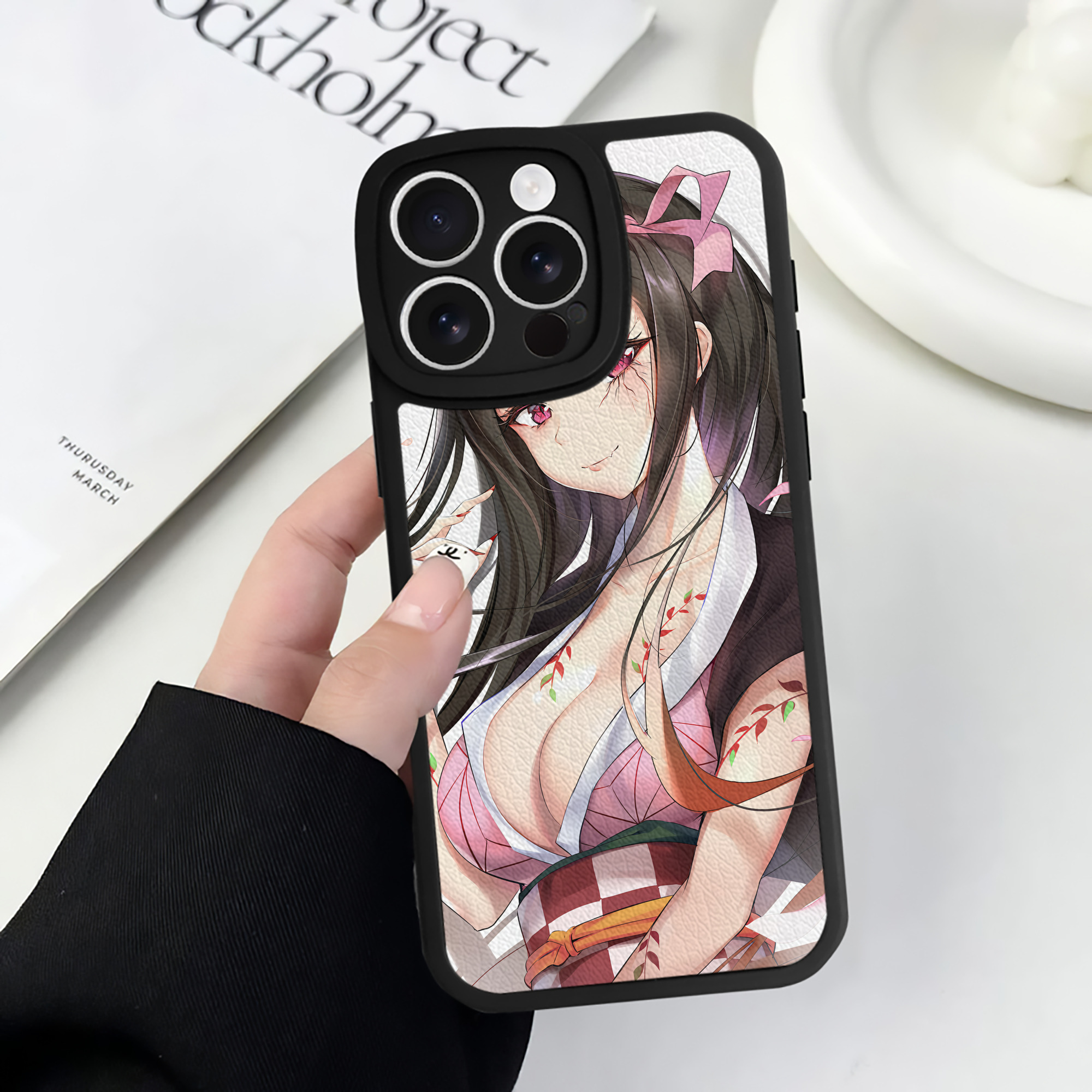 （画像用） 鬼滅の刃（きめつのやいば）竈門 禰󠄀豆子／かまど ねずこ Kamado Nezuko 【iPhone 16シリーズ対応】シリコンスマホケース（レザー調） 材質：シリコン